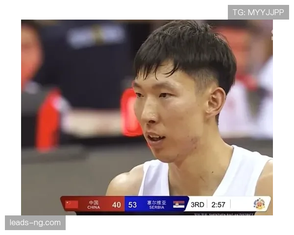 周琦这身材管理也太狠了,场下喝口水都像在算卡路里 周琦这身材管理也太狠了,场下喝口水都像在算卡路里